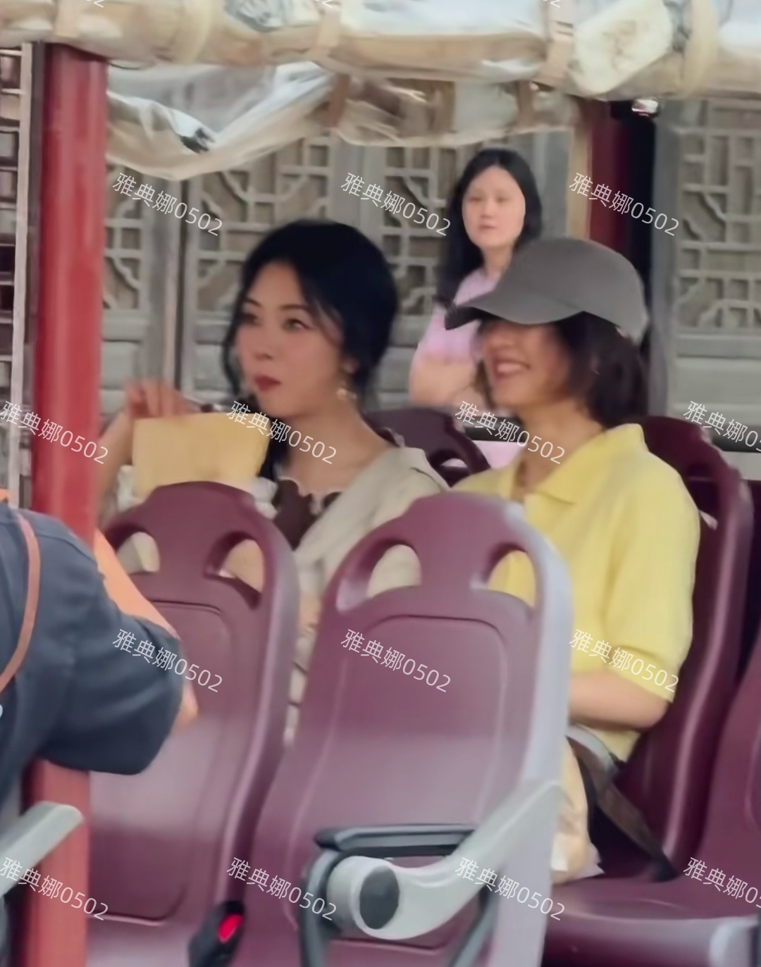 乌镇偶遇谭松韵张子枫两人甜美乖巧演技好,就个子不高都1米5左右