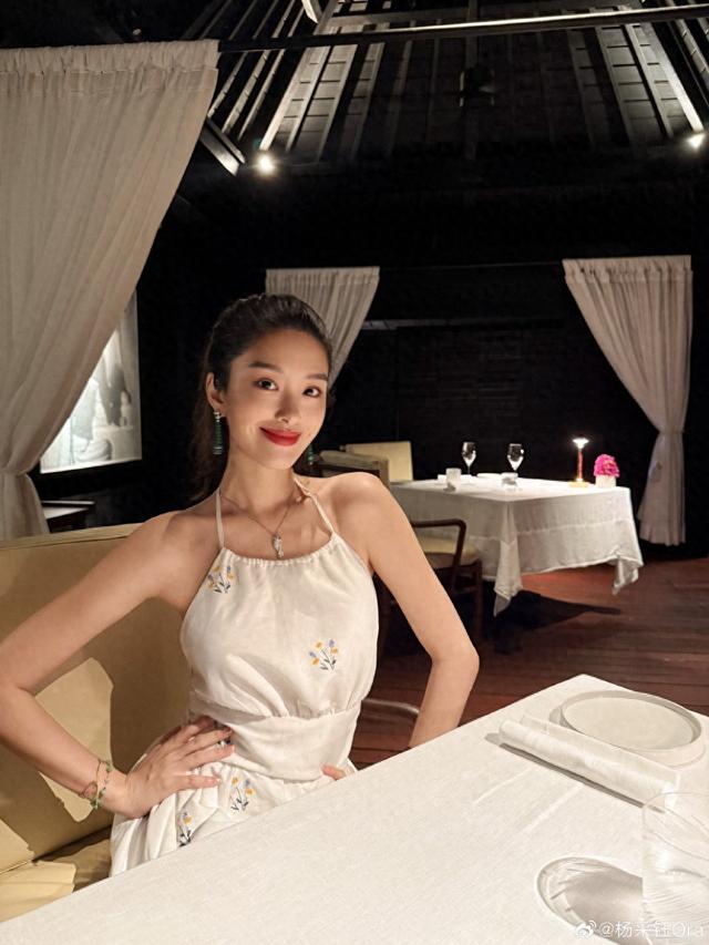 32岁杨采钰怀孕晒旅游照!用包挡不住孕肚脚浮肿,孕味超浓快生了