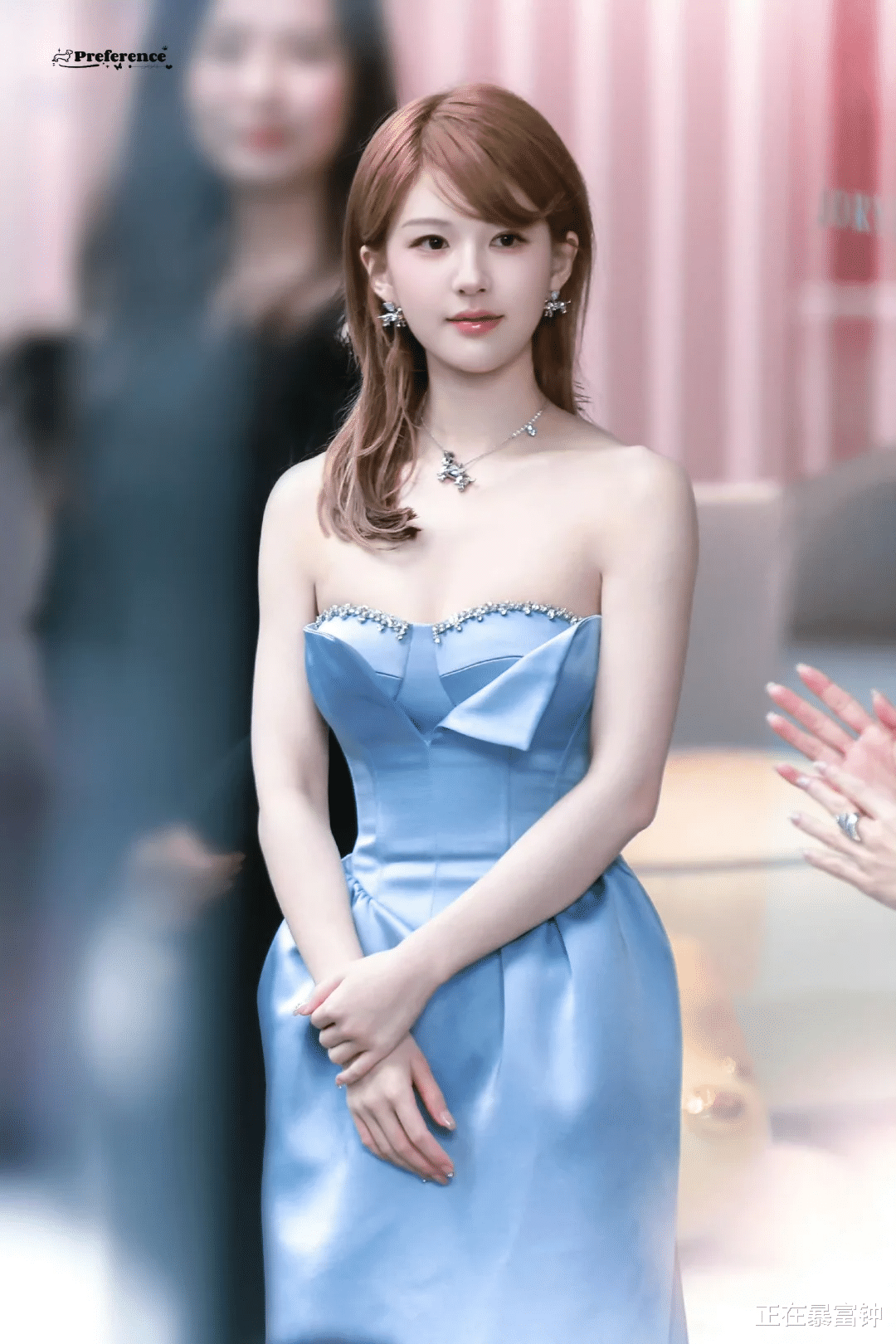 赵露思蓝裙造型美出圈！抹胸缎面裙配珍珠耳环，甜度与贵气拉满