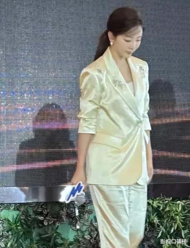 李思思参加商演，穿皱巴巴的衣服，老公是初恋，比尼格买提还小