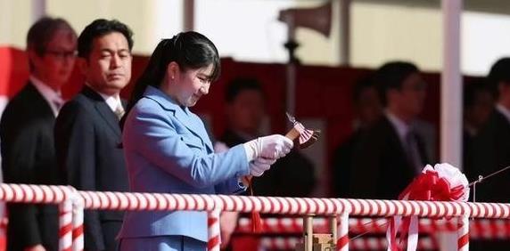 戏剧的一幕！同一天出公务，悠仁被风雪砸头，爱子头顶响晴的一片