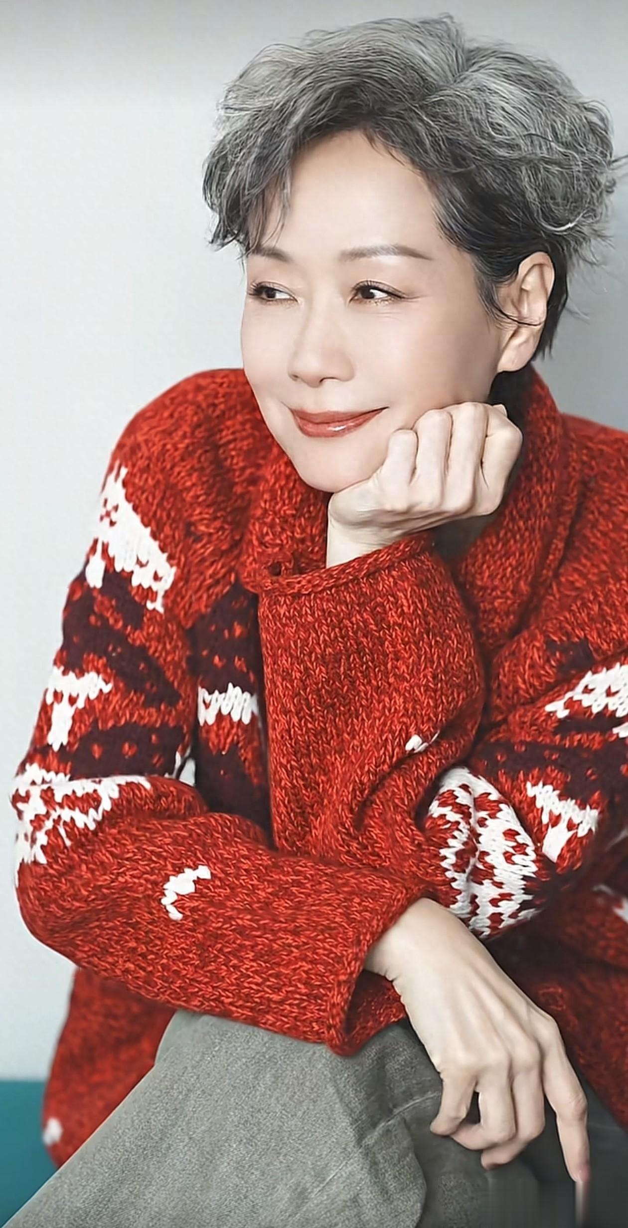 62岁叶童冬日穿搭：短发+毛衣外套+阔腿裤，减龄洋气，美出新高度