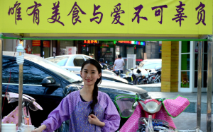 医学院毕业生直播摆摊成为网红，学校嫌我抹黑，找人搞事情。亲友嫌我丢人来砸我摊位。谁想我反而更火了…