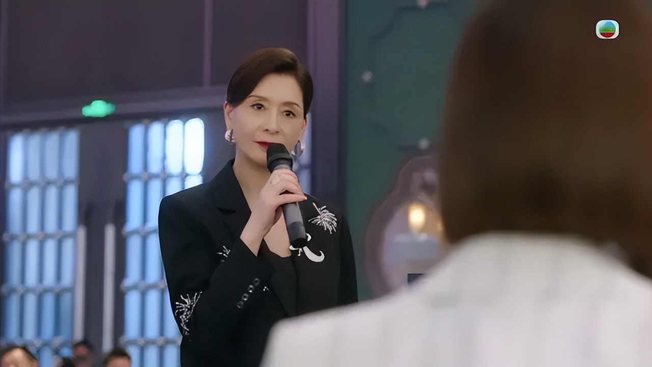 60岁女星时隔7年回巢再拍TVB剧,气场强大碾压全场,获视后赞好有型