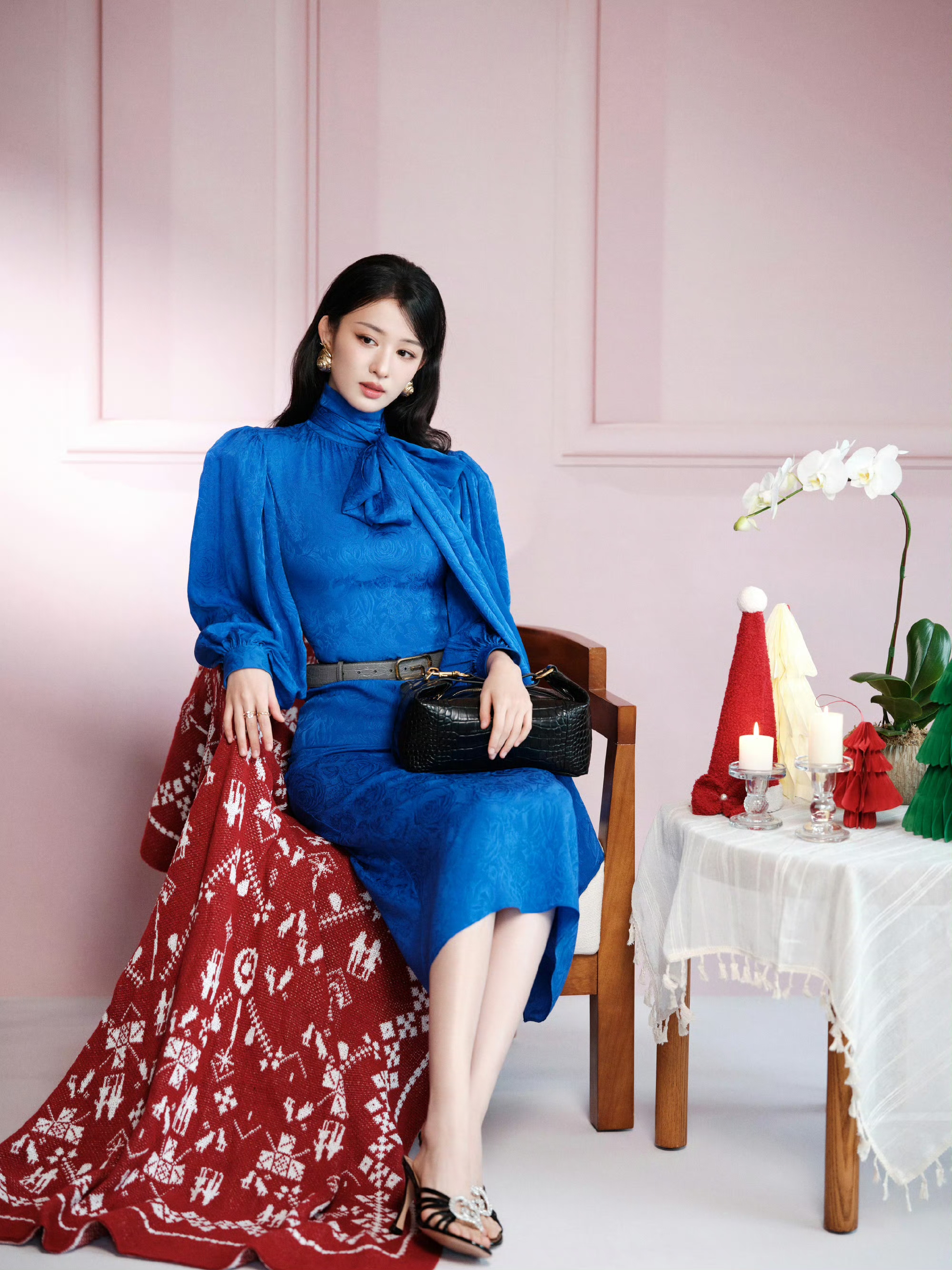 王楚然好美呀!身穿宝蓝色开叉纱裙,只有?浓颜高挑美女才能驾驭 ?!