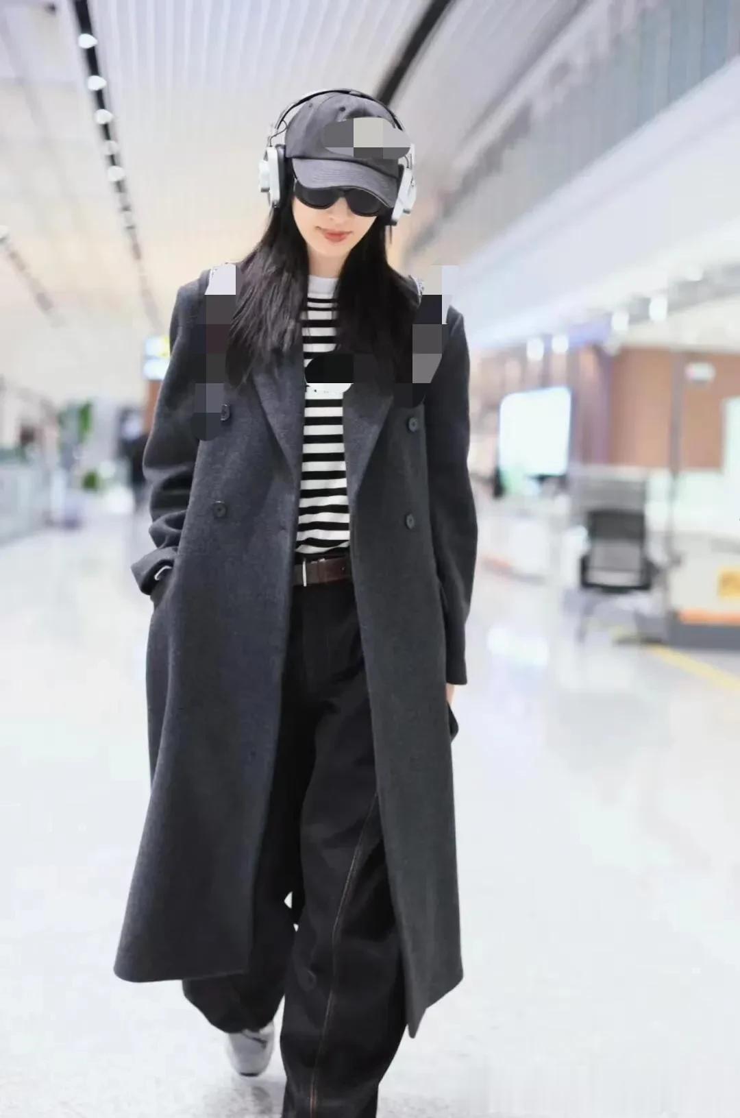 张俪真是穿搭高手!深灰大衣+条纹衫+阔腿裤,时髦减龄又高级!