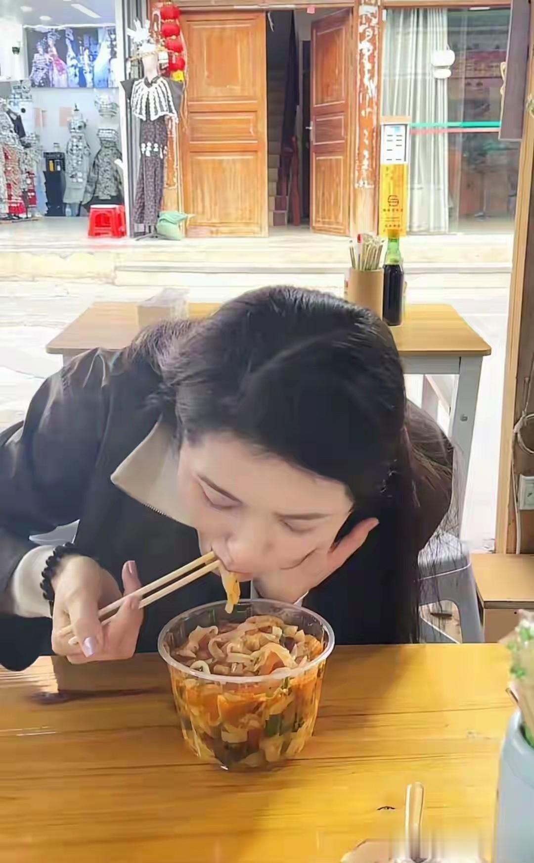 49岁曾黎街边嗦面，大口炫面不矫情，这烟火气我爱了