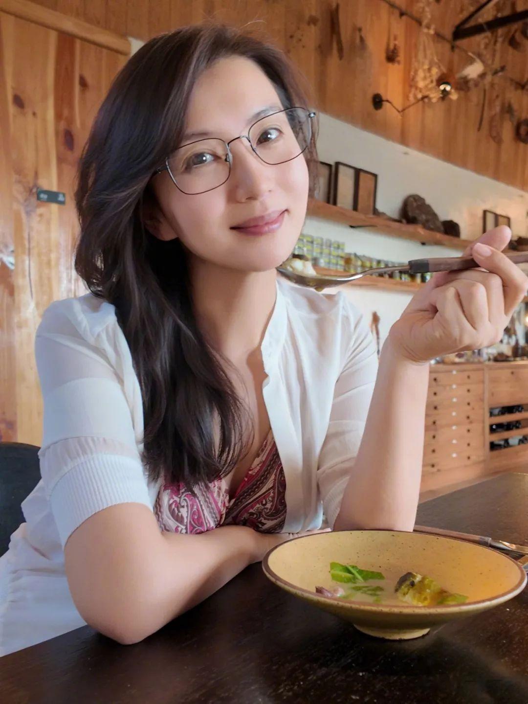 45岁风韵犹存!万人迷依然是万人迷