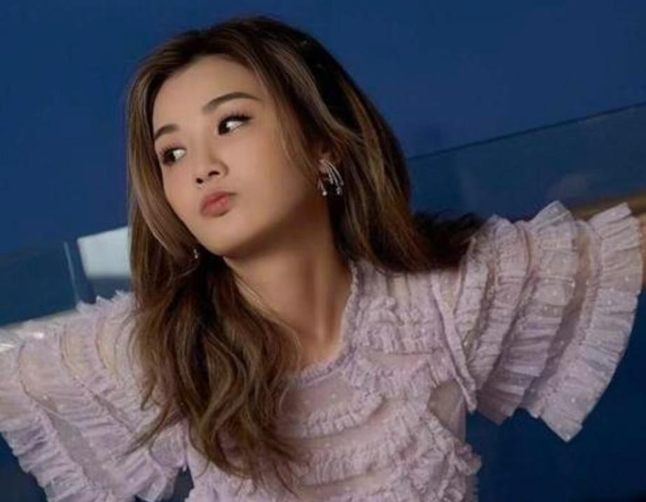 “有仇必报”！甩掉陈伟霆，牵手百亿太子，背景强大到无人敢惹