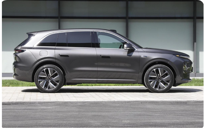 理想最便宜的一款SUV，售价24.98万，一箱油跑1390km，比途观实在