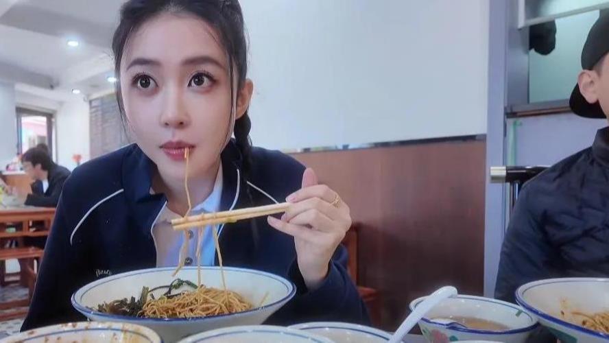 潘玮柏与妻子宣云共进面食，意外坐断椅子，宣云赞美他人引发醋意