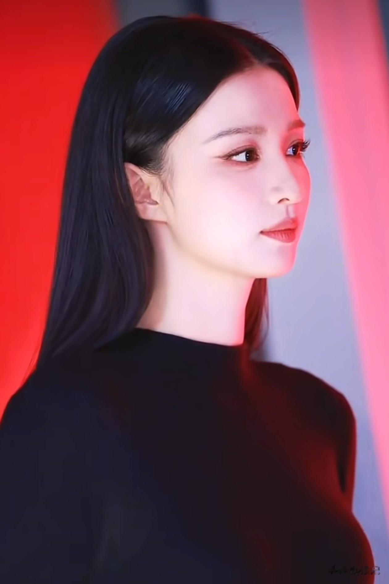 王楚然亮相品牌活动!黑长直+修身裙,又酷又飒,美得太权威了