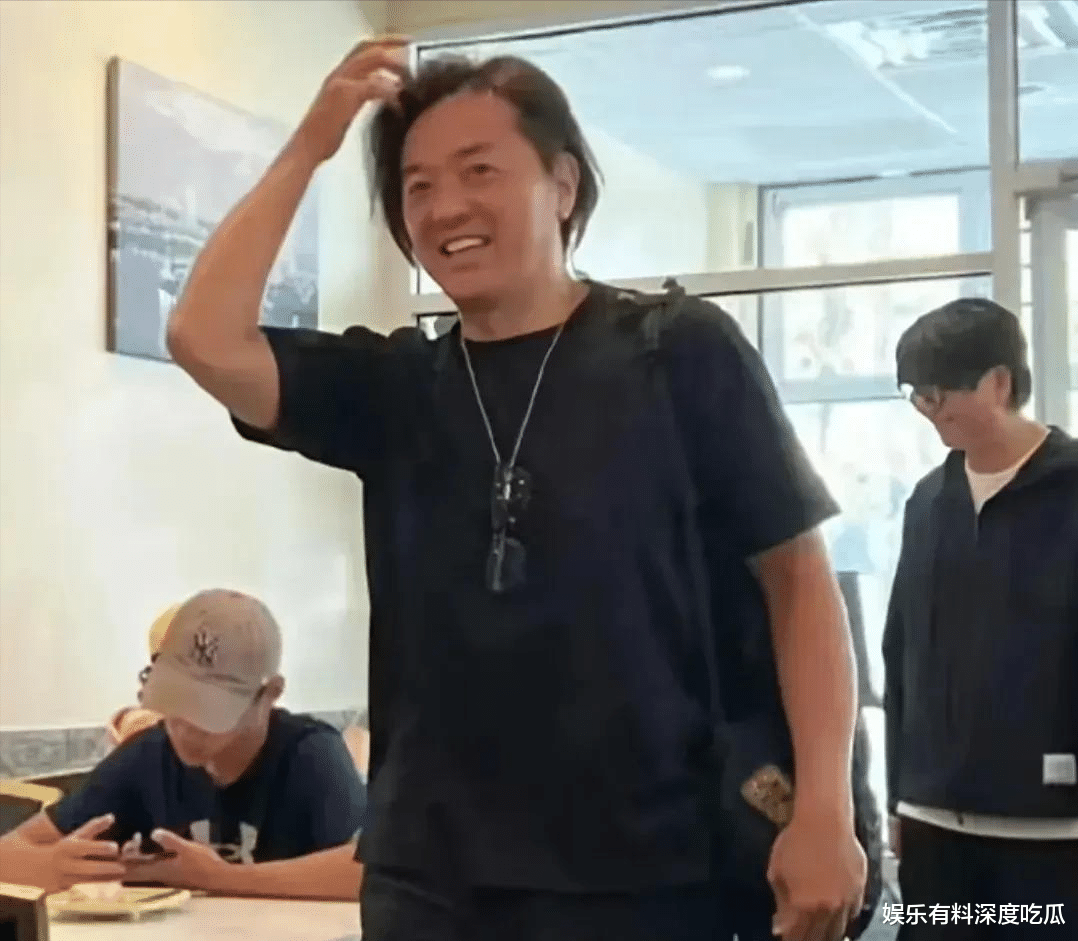 57岁郑伊健颜值下滑海外开唱，拒来内地，与陈小春现状天差地别