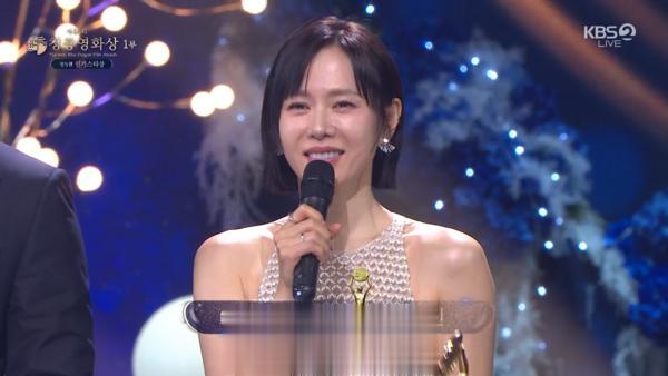 青龙奖／夫妻得奖洒糖了！玄彬甜喊：好幸福　孙艺真紧靠老公身旁