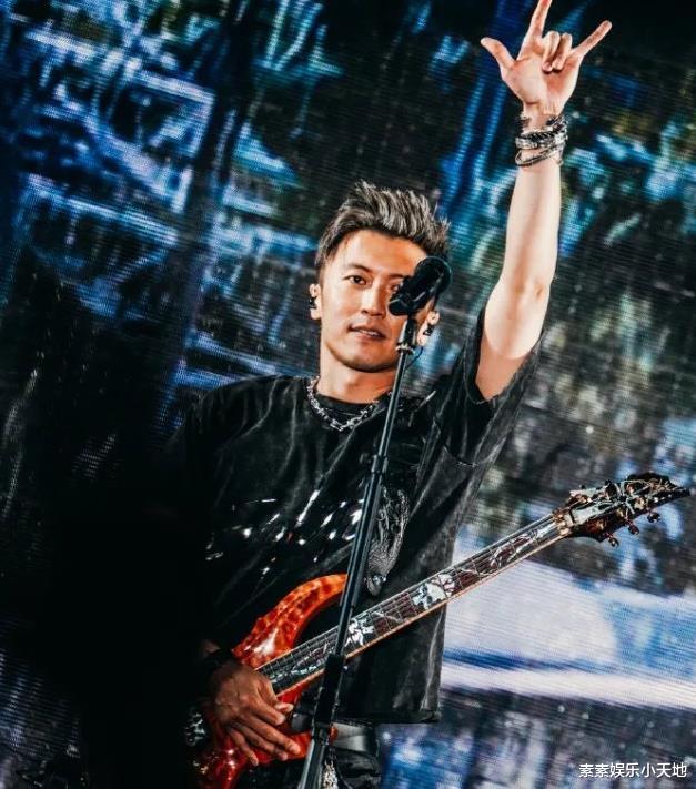 谢霆锋儿子现身演唱会，Lucas主动打招呼，兄弟俩的笑容很温馨