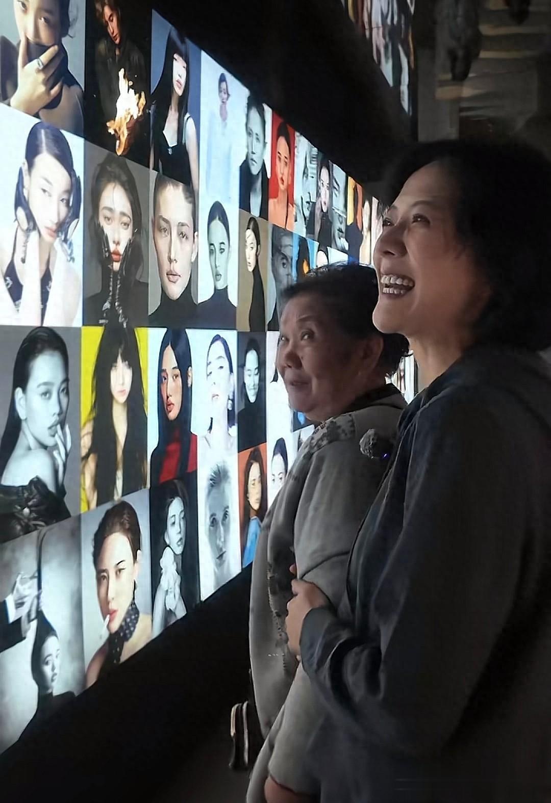 汪涵老婆带82岁母亲拍照,47岁杨乐乐掉泪了,透露从芒果离职原因