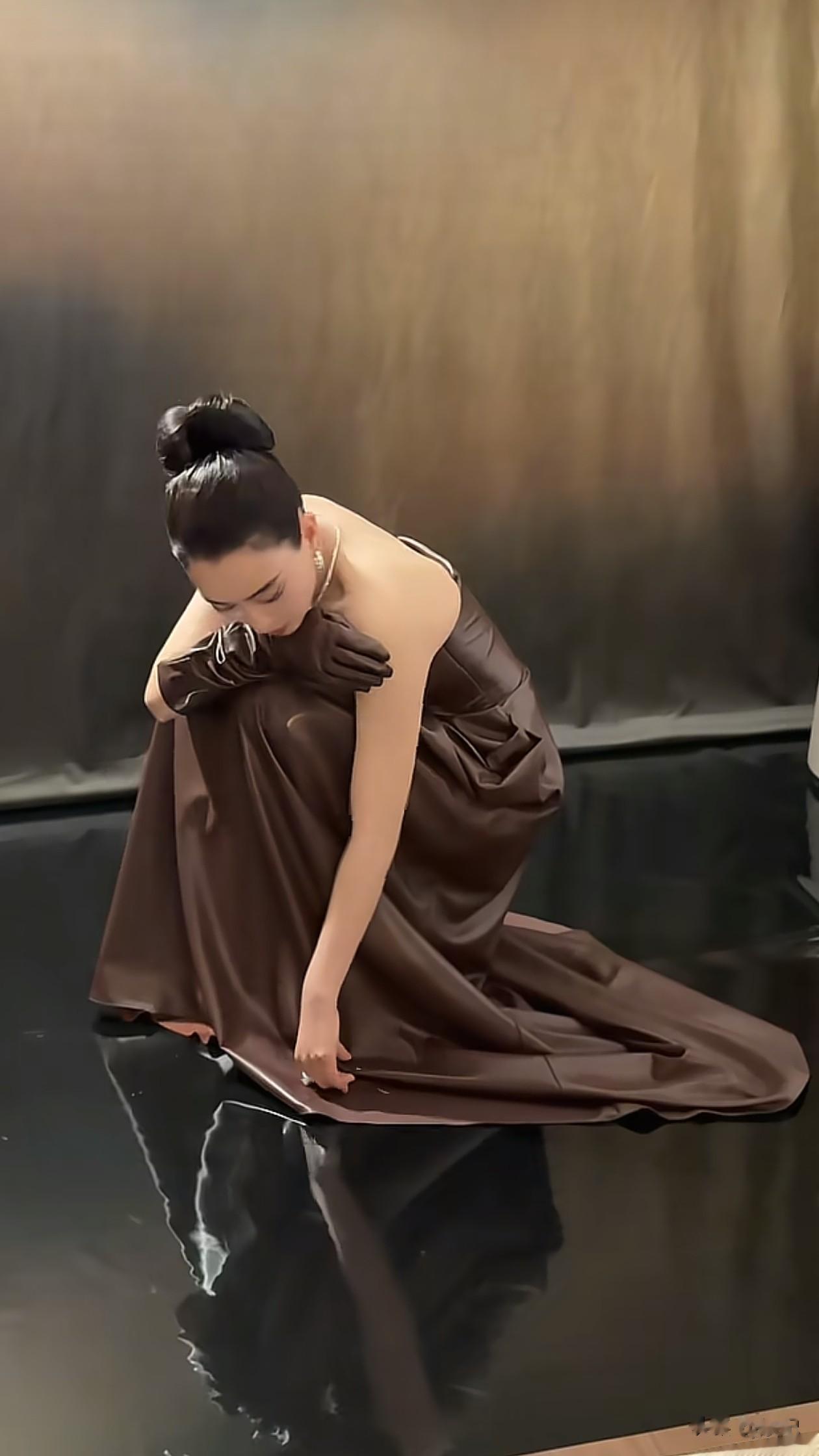 44岁马苏活动造型：盘发+皮质抹胸裙，皮肤紧致好减龄，身材也好