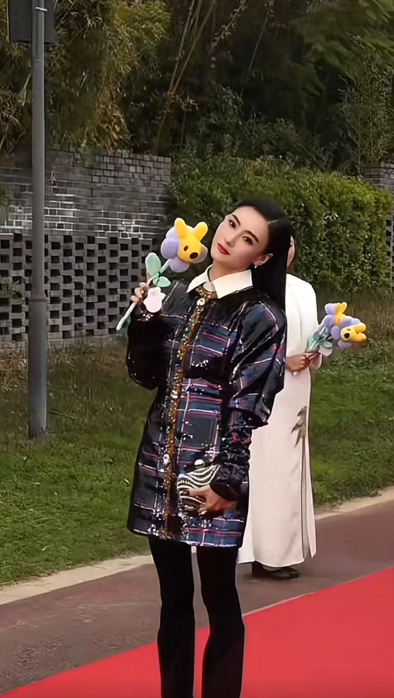 45岁张柏芝活动穿搭：亮片连衣裙+打底裤+长靴，嫩得像29岁