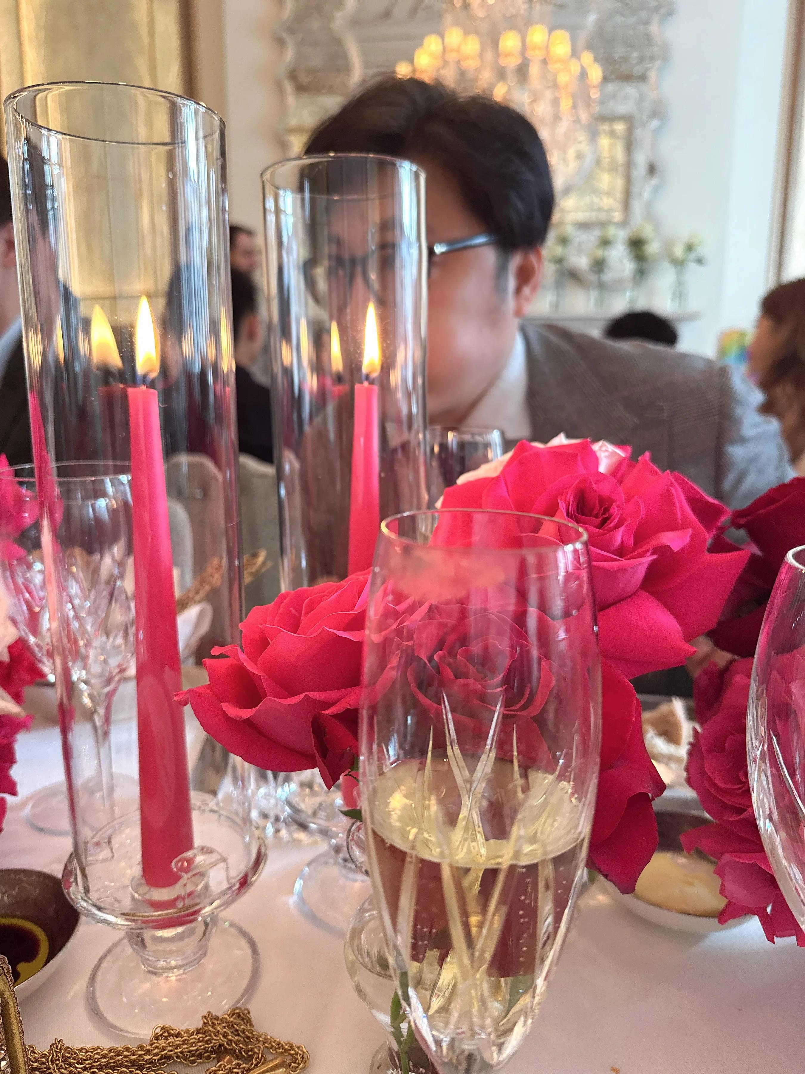 李湘给王诗龄办16岁生日宴，王诗龄穿红裙坐迈巴赫，王岳伦陪着她