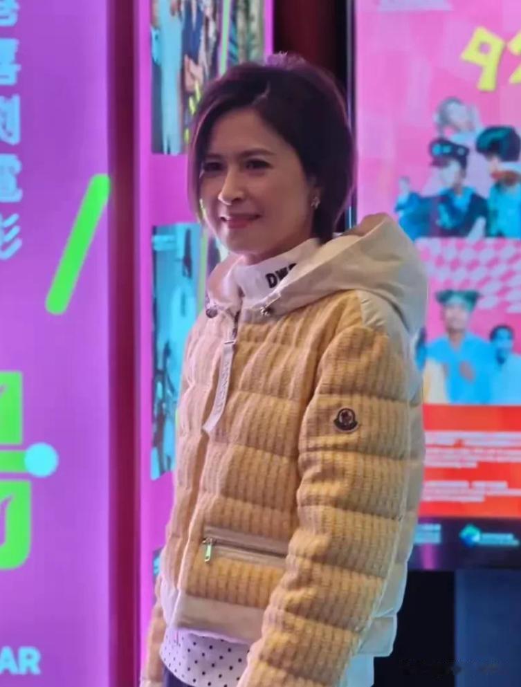 邵美琪现身珠海拍戏，剪了超短发，状态越来越好又高又靓超有气质