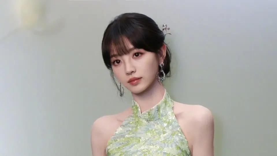 田曦薇新中式旗袍惊艳亮相，演绎东方美学新风尚