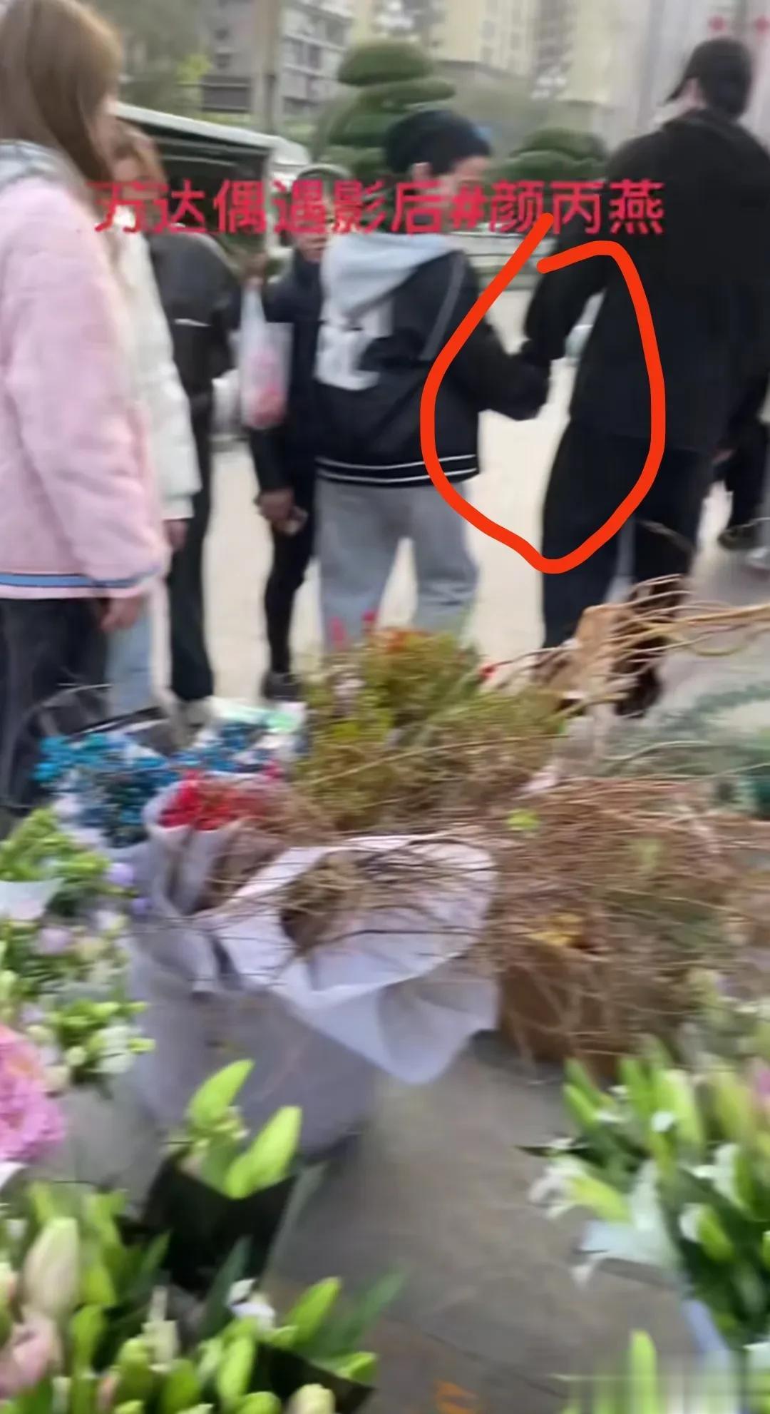 51岁颜丙燕牵手小20岁帅男友!网友:这姐弟恋偶像剧都不敢这么拍