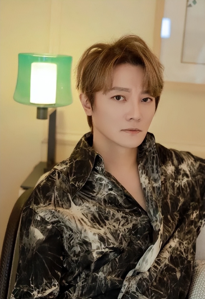 没想到2025才到十月,又一明星官宣退圈,原来鹿晗一个字都没说错