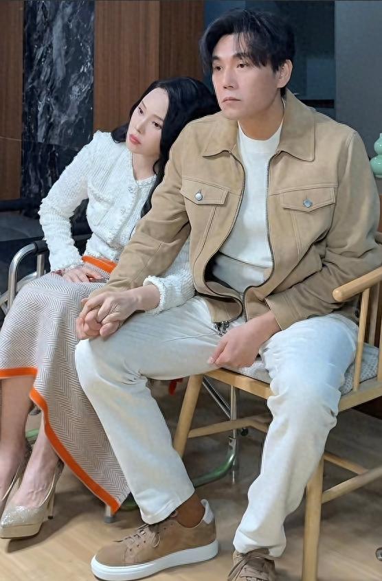 伊能静迪拜之旅好奢华！57岁穿泳装秀S身线，秦昊被女儿亲到陶醉