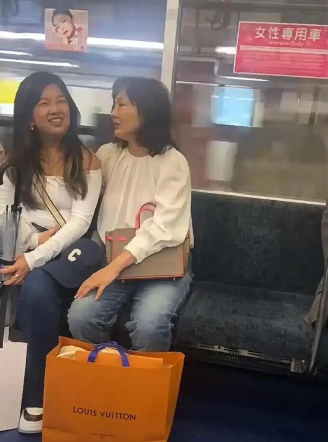 50多岁牛莉穿深v短袖出镜身材火辣,人到中年越来越美,医美感强