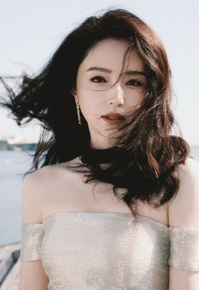 女星董璇穿白色露肩礼服，女神范十足，因嫁小8岁丈夫争议不断