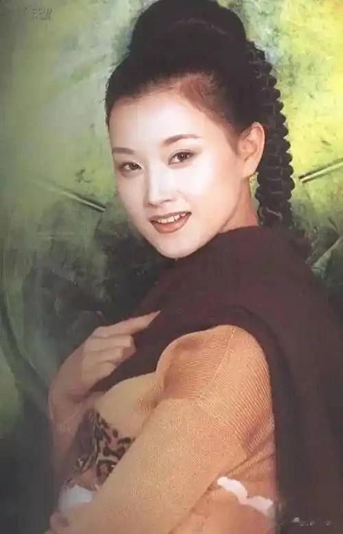 58岁宋祖英罕见露面，短发造型惊艳，皮肤光泽Q弹，岁月不败美人