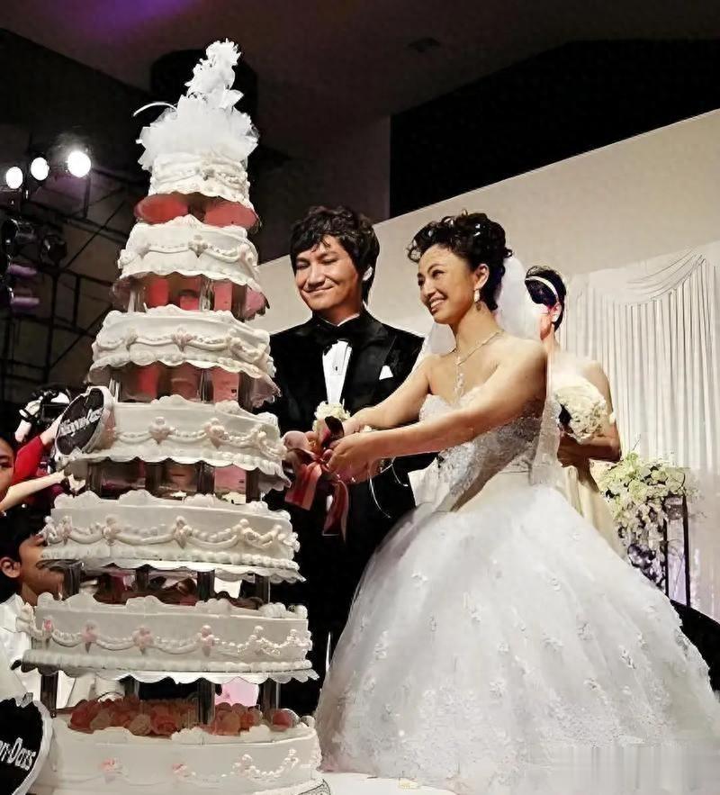 她是陈坤、陆毅得不到的女人，却嫁给“丑丈夫”，如今风光无限