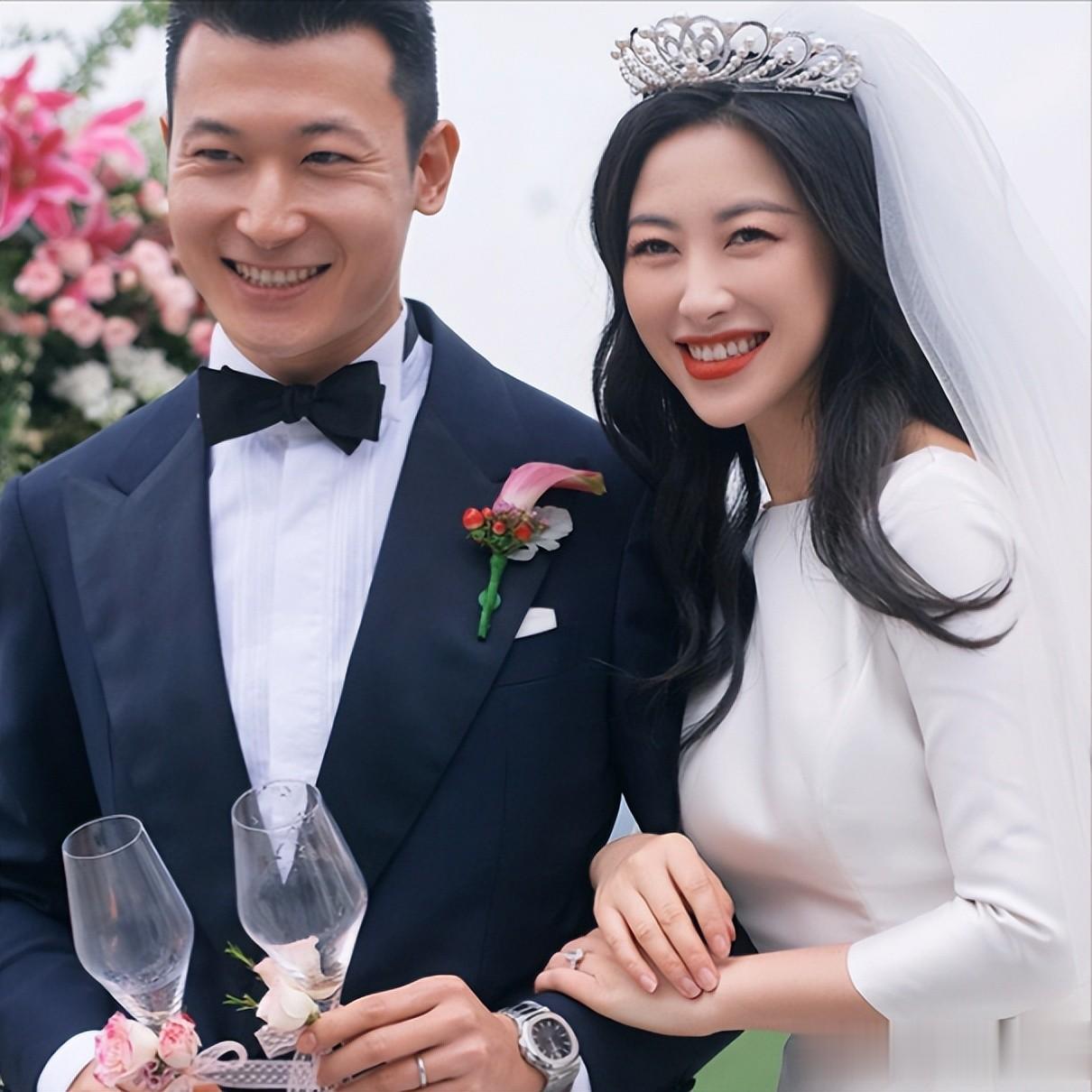 朱珠和老公在新加坡路边等车,她的老公身材高大,长相英俊。