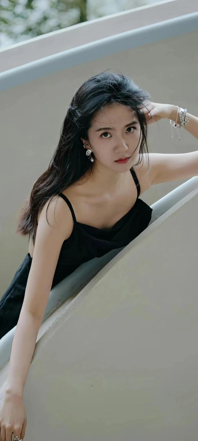 许龄月：阴天里也能“自带光芒”的魅力女神