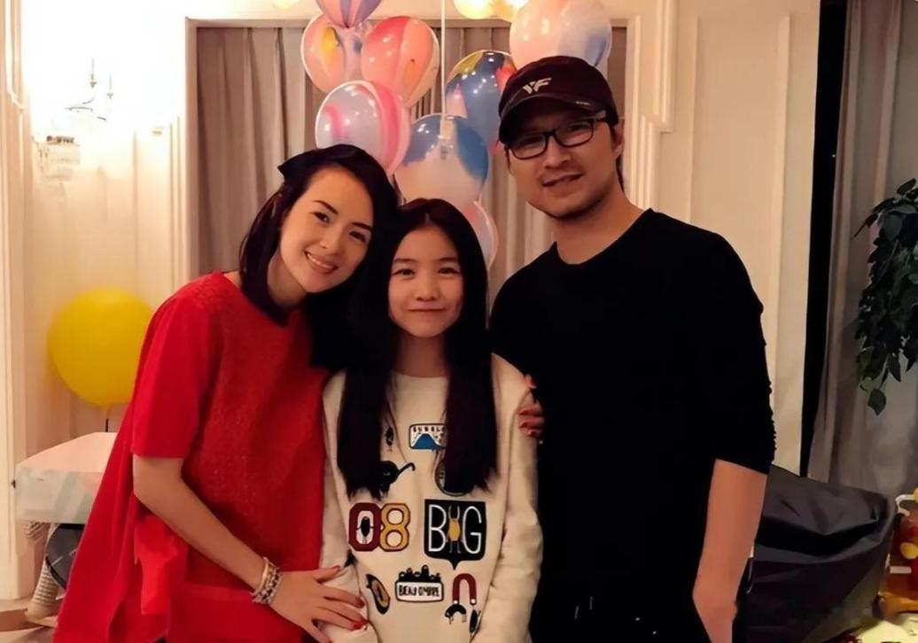 汪峰大女儿官宣恋情!男友身高190帮她提高跟鞋,沙滩拥抱好浪漫