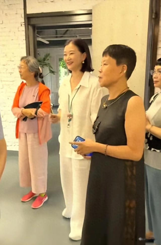 58岁宋祖英罕见露面，短发造型惊艳，皮肤光泽Q弹，岁月不败美人