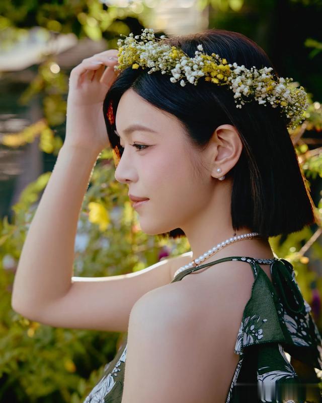 42岁陈妍希穿大露背裙和儿子手牵手庆生,戴花环笑容甜美宛若少女