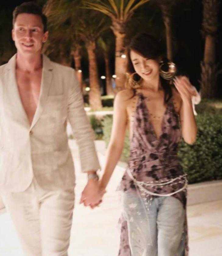 和陈赫离婚10年后，晒出情侣泳装照的许婧，没给前夫留一点体面