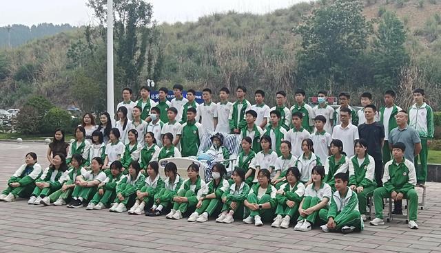 初三拍毕业照男孩去世，年仅15岁，死因曝光，同学为他实现心愿