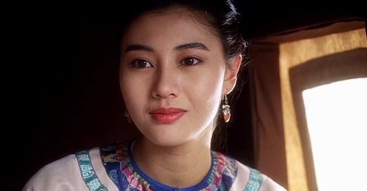 14岁已是“人间尤物”，被富豪看中花1亿娶回家，现55岁风韵犹存