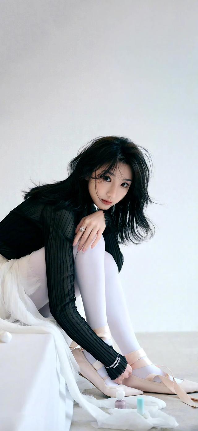 女明星壁纸-毛晓彤瑞丽时尚封面大片写真壁纸美图，毛晓彤美炸了