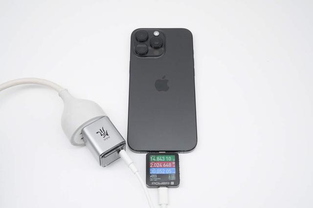 便攜與性能兼備，紅魔氘鋒能量塊mini35W充電器評測