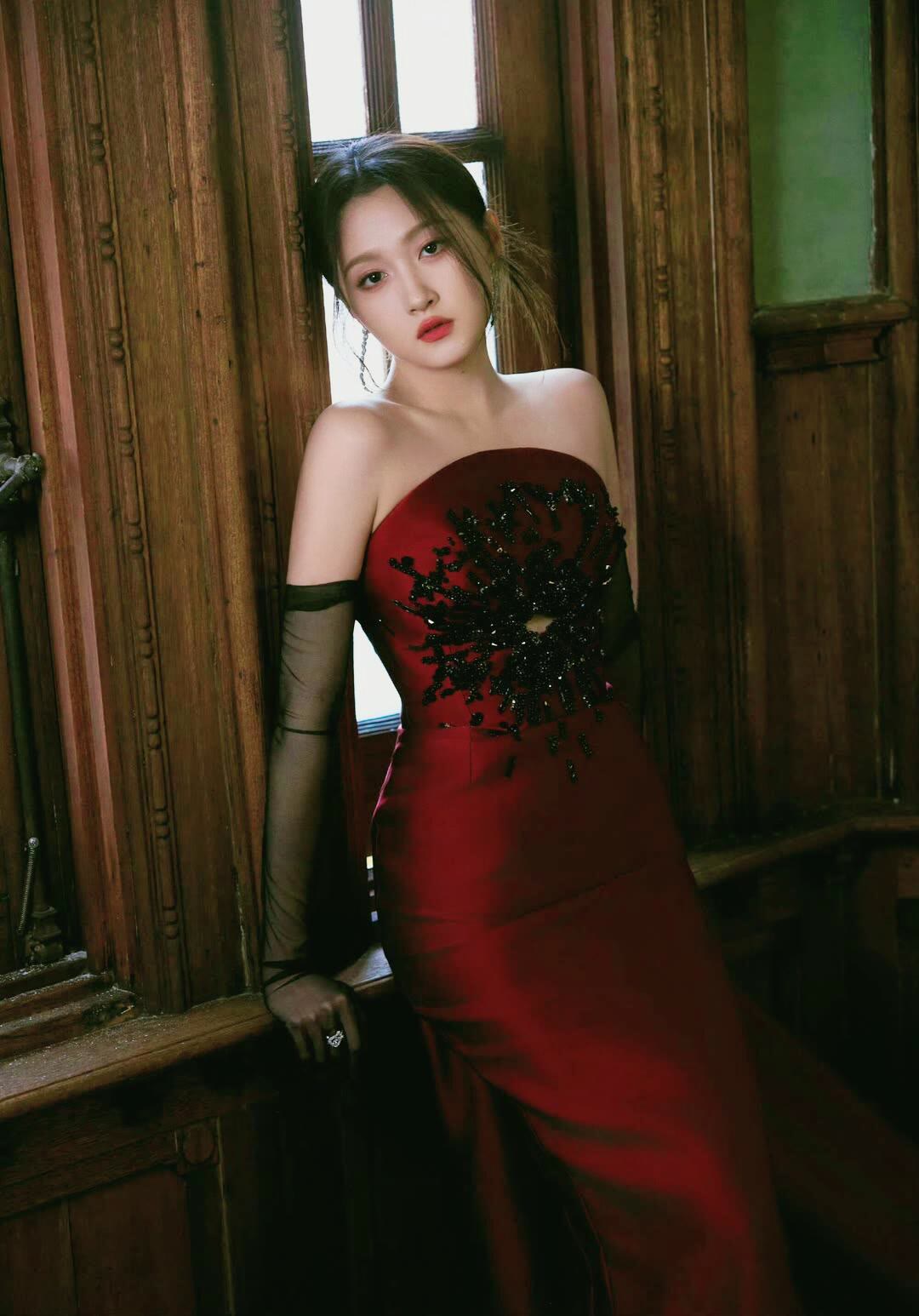 关晓彤深夜健身被偶遇!172cm长腿穿瑜伽裤,素颜状态美到认不出