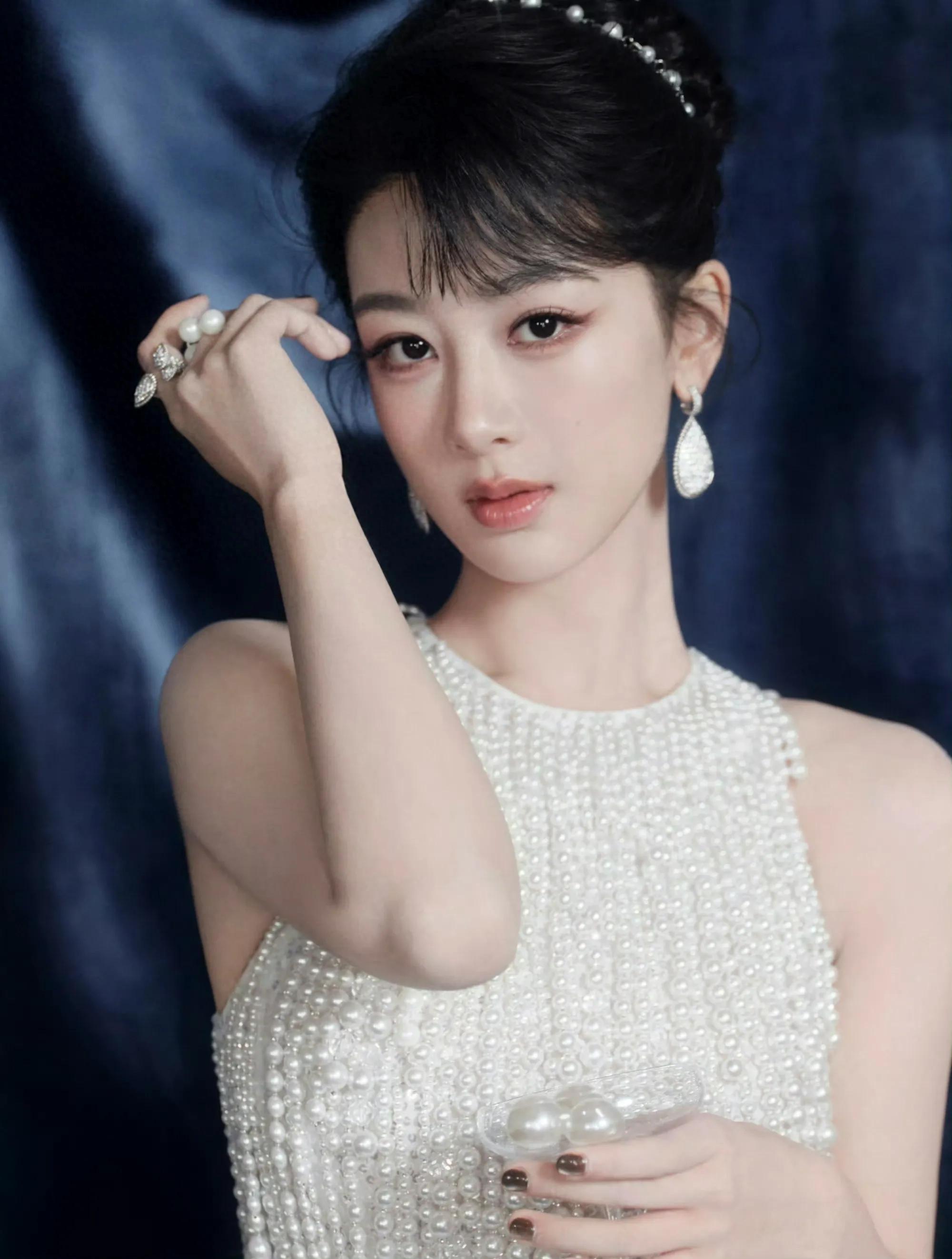 杨紫白色珍珠拖地裙