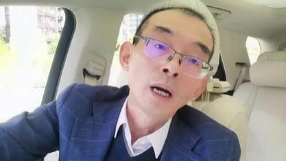 谢浩男妈妈不小心出镜，浩男暖心挡镜！但还是暴露了