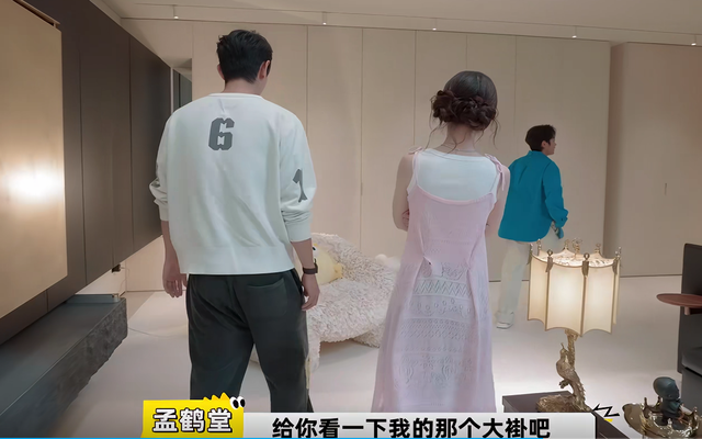 孟鹤堂晒北京大平层，客厅全是收藏品，首度公开妻子已经怀孕了