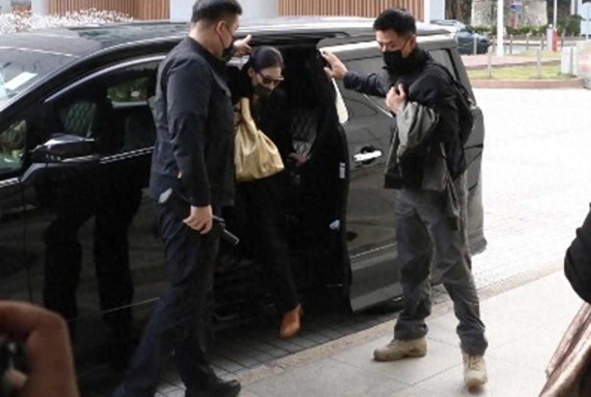 45岁张柏芝现身法庭，四个助理相伴阵仗大，遭前经纪人索赔逾千万