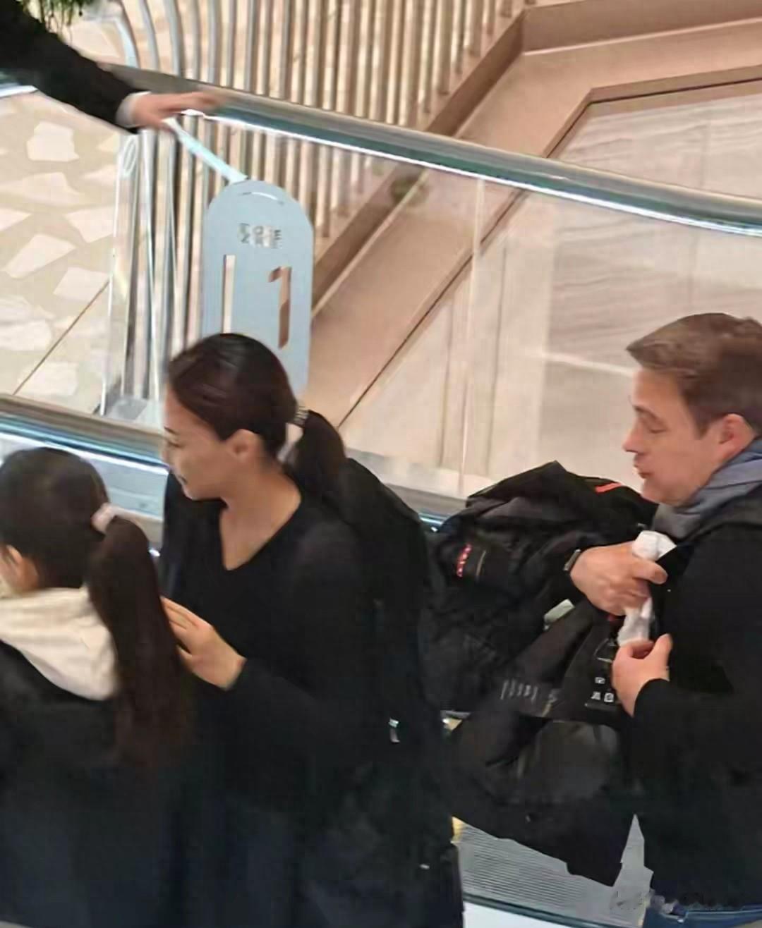 马雅舒上海被偶遇，12岁女儿长腿抢镜，50岁老公颜值吊打小鲜肉