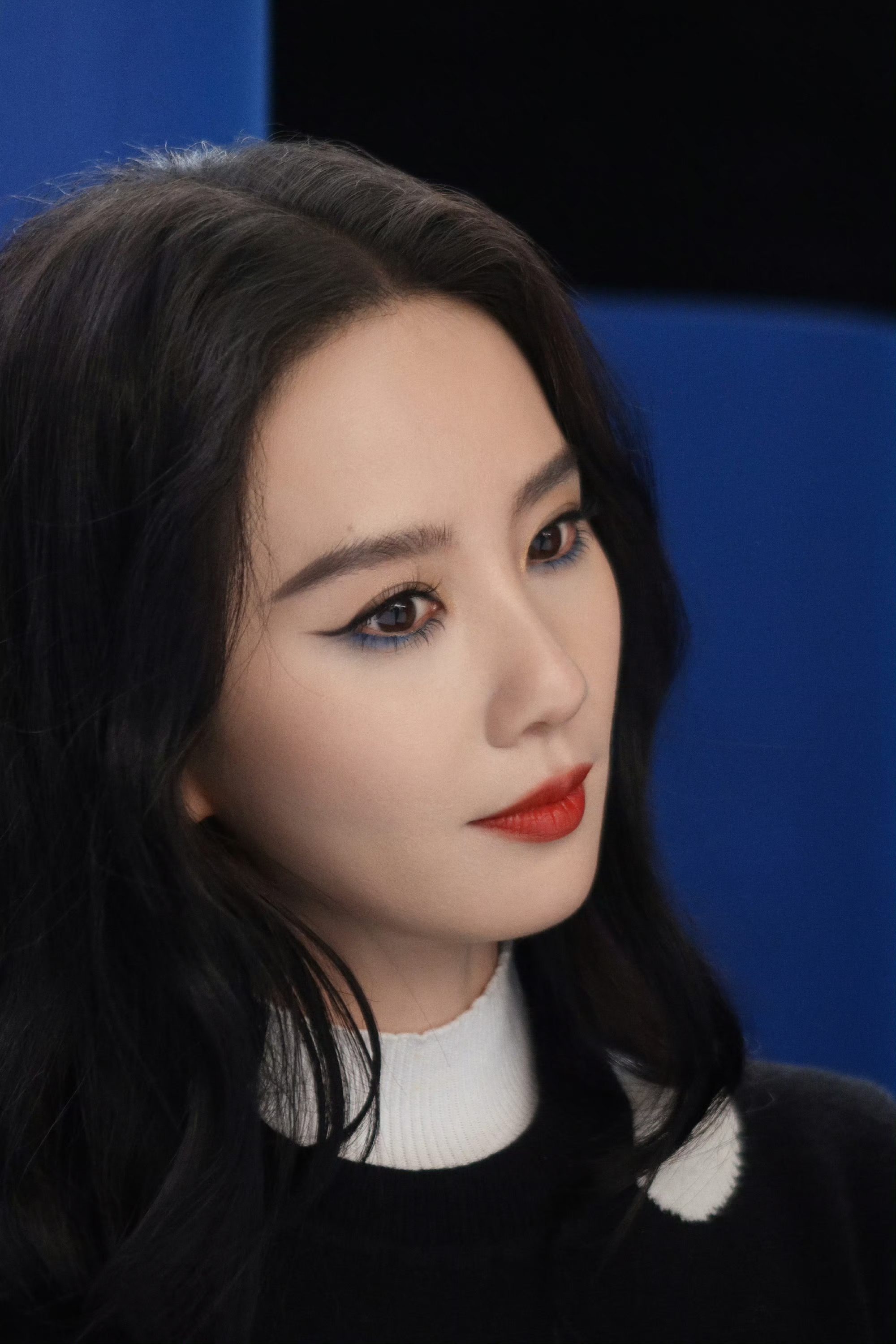 刘诗诗,一抹靛蓝勾勒动人双眸,用色彩为气场增色