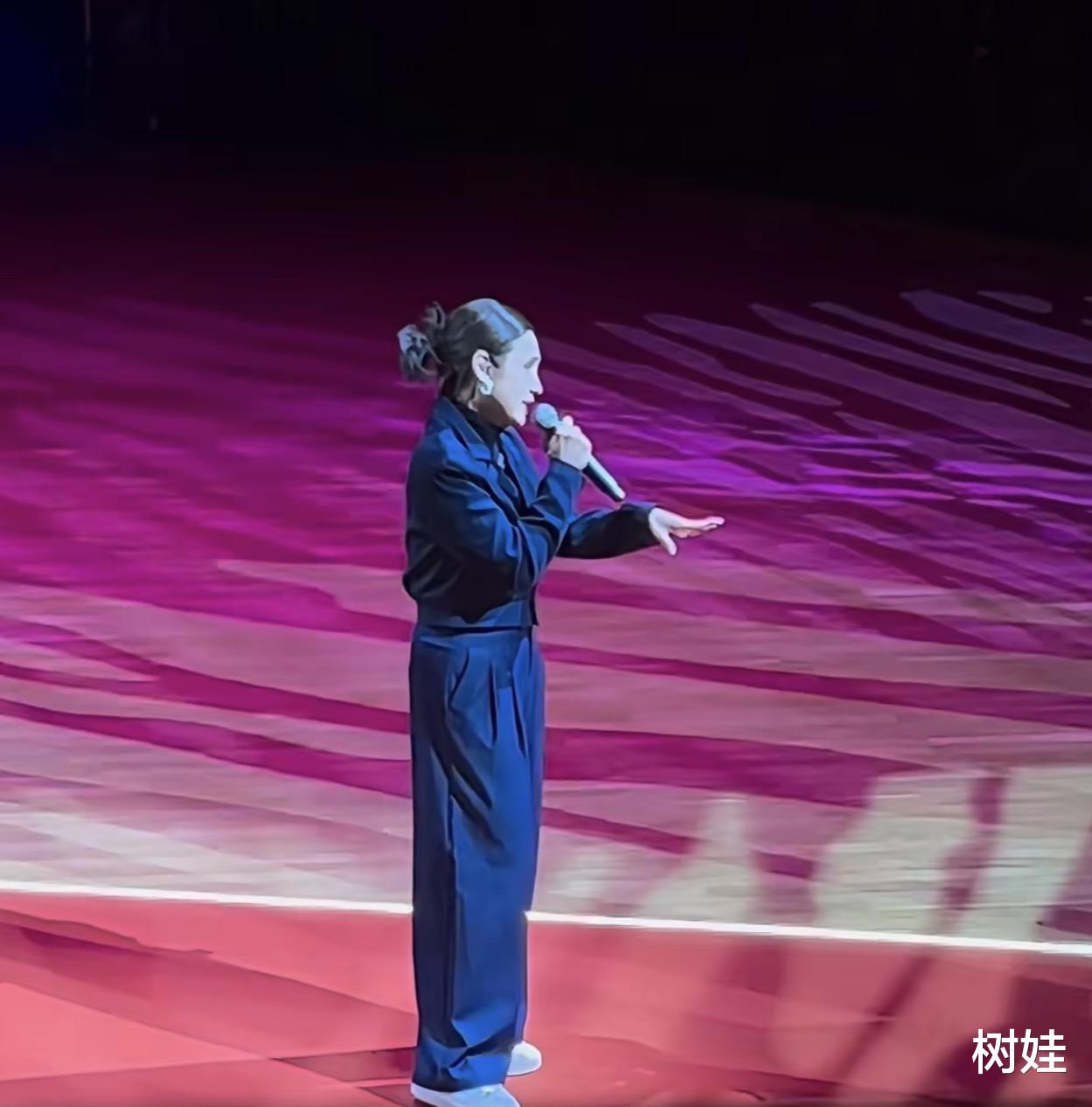 64岁戚美珍现身卢海鹏演唱会，皱纹明显优雅老去，苗侨伟也在现场